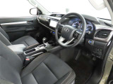 シンプルで使いやすいデザインの運転席です。