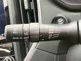 雨天時でもクリアな視界を確保できるワイパーレバー。操作も簡単で、運転に集中できます。オート機能で快適です。
