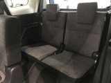 3列目シートは跳ね上げ式で折りたたみ可能です。キャンプ用品など大きな荷物もばっちり収納可能です!