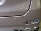 コーナーセンサーを車の前後に装備。障害物までの距離に応じて警告音を変えてお知らせ。縦列駐車時や駐車場・車庫などでの取り回しをサポートします。詳細は販売店スタッフまでおたずねください。