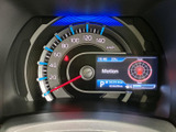 視認性の高いメータークラスターです。運転に必要な情報を一目で確認でき、安全運転をサポートします。走行距離もご確認ください。