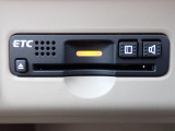 ■【ETC車載器】が装備されています。セットアップをしてお渡しとなり、ETCカードを差し込むだけで高速道路の利用が可能です。