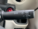 ■オートライト■車外の明るさに応じて、自動的にライトの点灯・消灯をしてくれます。トンネルが続くような道でも、いちいちライトスイッチを操作する必要がありません。消し忘れの心配もありません。