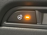 【ステアリングヒーター】冬場に冷たくなりやすい革巻きステアリングを、スイッチ一つで素早く適温に!エアコンよりも早く温まってくれるので、寒い日の運転も快適になりますね♪