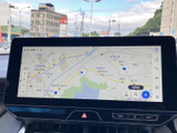 高精細な地図表示で、目的地までスムーズに案内。渋滞情報もリアルタイムで確認でき、より効率的なルートを選択できます。