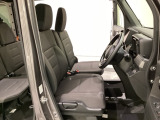 広い足元に肘掛けもついたゆったり座れるシートです。運転席と助手席の間が空いているため、助手席側への移動がスムーズです。交通量の多い道でも、助手席側から乗り降りができます。