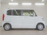 リアには左右スライドドアを採用。狭い駐車場でも開閉しやすく、強風の日でもドアが煽られにくくなっております。小さなお子さまやご年配の方も安心して乗り降りできます。