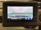 バックでの車庫入れも安心です! リアカメラが付いているバックモニター付のナビを装備しております。操作線もついており距離感も画面から確認できます。