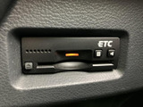 駐車時の安全性を高めるバックモニター付きです。狭い場所でもスムーズな駐車操作をサポートします。