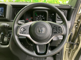 握りやすいステアリングは、運転の楽しさを高めてくれます。操作性にも優れ、快適なドライビングを実現します。