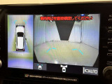 パノラミックビューモニターを装備。駐車場や交差点でクルマを真上から見るように周囲を確認できます。機能の詳細は販売店スタッフまでおたずねください。