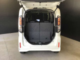 トランクスペースです☆いろいろな使用方法がありますね!シートを倒すと大きな荷物や長い荷物などたくさん積めますよ☆たくさんの荷物や思い出をこのMAZDA3に積んでください☆