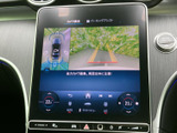 駐車時の安全性を高める、バックカメラの映像を表示。狭い場所でも安心して駐車できます。ガイドライン表示で、距離感もつかみやすくなっています。