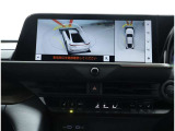サイドクリアランスビュー表示中に、旋回時の運転操作に合わせて自動で車両を斜め後方から見たような映像を表示。