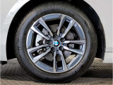 BMWの純正アロイホイールは軽量かつ強度にも優れているホイールで走行性能を引き上げる設計になっております。足元にもBMWは妥協がなくこだわっている個所になります。