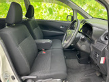 広々とした室内空間で、ゆったりとくつろげます。ドライバーの視界も広く、運転しやすい環境です。快適なドライブをお楽しみください。