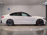【BMWの伝統-3】BMWのお車は、&ldquo;駆け抜ける歓び&rdquo;を体現しております。走行の安定性とコーナリングの良さを追求し、思い通りにハンドルの操作可能です。