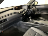 シックな色使いの運転席周りですね。すっきりとしたデザインで上品な色使いです。居心地の良い運転席、長く座ってられるリラックスできるデザインがいいですね。