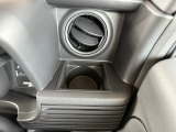 運転席にもドリンクホルダーを装備!