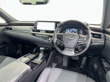 運転席まわりです。 各操作スイッチは使いやすい位置に配置されてます。