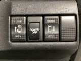 運転席から操作する両側電動スライドドアスイッチ。