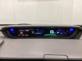 中央にデジタル表示のスピードメーターを配したハイブリット専用メーターになっています。左側のインフォメーション画面で燃費などの情報を確認できます。