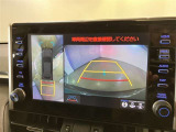 映像で見づらい車両周辺の確認をアシスト。クルマを真上から見ているような映像を表示。 運転席から確認しにくい車両周囲の状況を把握。