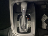 「e:HEV」は、モーター走行を中心にしながら電気エネルギーやエンジン動力を最も効率よく使い分けることができる賢いハイブリッドシステムです。サイドブレーキはスイッチ操作の電子制御パーキングブレーキです