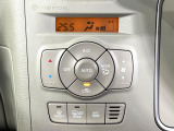 【オートエアコン】一度お好みの温度に設定すれば、車内の温度を検知し風量や温度を自動で調整。暑い&hellip;寒い&hellip;と何度もスイッチ操作をする必要はありません。快適な車内空間には必須の機能ですね♪