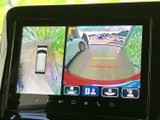 後方確認をサポートするモニター。駐車時の安全性を高め、狭い場所でもスムーズな操作を可能にします。