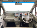 運転席は、大きな座面と包み込むような背もたれがドライバーの身体全体をしっかり支えます。上質なシート素材と座り心地のよいクッションを採用し、長時間の運転やコーナーの多い道も快適です