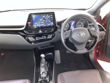 運転席周りのレイアウトをご覧ください。ナビゲーションが綺麗に装着されスッキリ収まってますね!操作スイッチも手が届きやすくわかりやすいです!