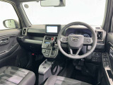 運転席まわりです。 各操作スイッチは使いやすい位置に配置されてます。