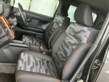 運転席からの視界は良好。操作性も考慮された内装で、快適なドライブをサポートします。シートの質感も上質です。