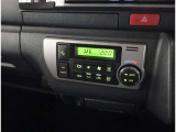 お車のキーはスマートキーです。キーを身につけた状態で車に近づき、ドアロックの解錠や施錠操作が出来ます。雨の日など両手がふさがっている時など、とっても便利ですね。