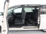 両側パワースライドドア付きだから、狭い駐車スペースなどでの 乗り降りラクラク!小さなお子さまのいるご家庭には嬉しい装備。