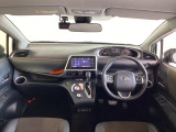 運転席は、大きな座面と包み込むような背もたれがドライバーの身体全体をしっかり支えます。上質なシート素材と座り心地のよいクッションを採用し、長時間の運転やコーナーの多い道も快適です