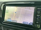 運転席からでも見やすい位置に配置された地図画面。目的地への道案内をスムーズに行い、初めての場所でも安心です。