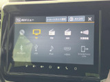 停車中には、TVや動画コンテンツを楽しめるAVシステムを搭載。長距離移動や休憩時間も快適に過ごせる便利な機能です。多彩な入力に対応しています。