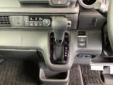足元スッキリ、インパネシフトです。パーキングブレーキは電子制御パーキングブレーキタイプなので、運転席と助手席の間がスッキリしています。