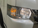 【LEDヘッドライト】悪天候や夜間走行時も良好な視界を確保し安心して運転できる高輝度LEDヘッドライトを装備!点灯速度が早く、消費電力も抑えられています。