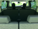 後方の安全確認をサポートし、駐車時の不安を和らげます。狭い場所でも安心して取り扱いができます。