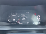視認性の高いメーターで、運転情報を一目で確認できます。スタイリッシュなデザインが、洗練された雰囲気を演出します。運転に集中できるでしょう。