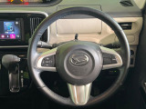 インテリアに合わせたデザインのステアリングは、運転される方のことも考え、運転しやすい形状、大きさです。是非一度、実際に触ってお確かめください。