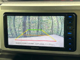 【バックカメラ】駐車時に後方がリアルタイム映像で確認できます。大型商業施設や立体駐車場での駐車時や、夜間のバック時に大活躍!運転スキルに関わらず、今や必須となった装備のひとつです!