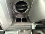 運転席周りに便利な小物収納を装備!オレンジのセパレーターは取り外し可能なので、収納するものに合わせて使い分けていただけます♪スマホケーブルやカード類、鍵などの小物入れとしてお使いいただけます!