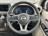 握りやすいステアリングは、ドライビングの楽しさを高めます。操作性にも優れ、快適な運転をサポート。上質な素材感も魅力です。