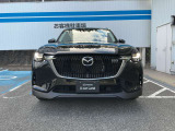 マツダ魂動デザインを採用。フロントフェイス廻りにメッキの「シグネチャーウイング」を備え、躍動感を表現しています。