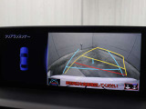 車庫入れや縦列駐車などの際に、後退操作の参考になるガイドラインをモニター画面に表示します。