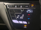 【オートエアコン】一度お好みの温度に設定すれば、車内の温度を検知し風量や温度を自動で調整。暑い&hellip;寒い&hellip;と何度もスイッチ操作をする必要はありません。快適な車内空間には必須の機能ですね♪